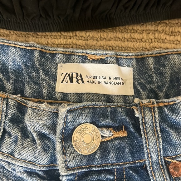 Brandy Melville off-the-shoulder long sleeve black top & Zara Jean shorts - Picture 5 of 5